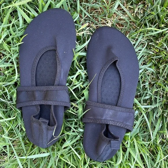 Water Shoes/No Shoes - Picture 1 of 5